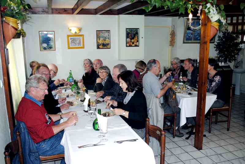 01_DSC_0005 (Sommier).jpg - Repas des premiers arrivés...